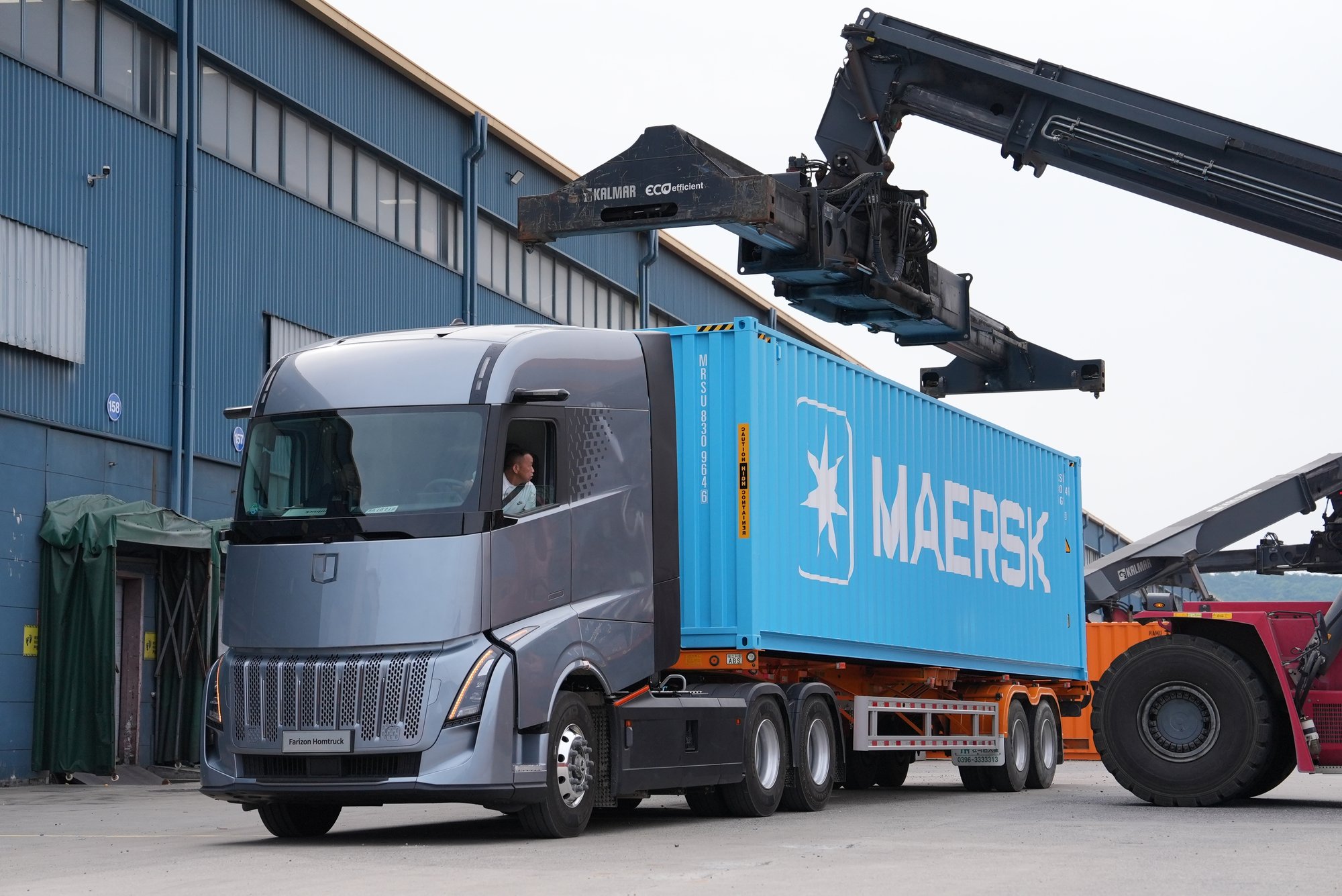 maersk-Blue container_Yard and road_DSC00053-1