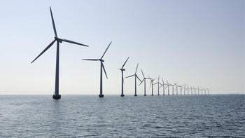 AZ2766-Offshore-wind-turbines-stock-image (2)