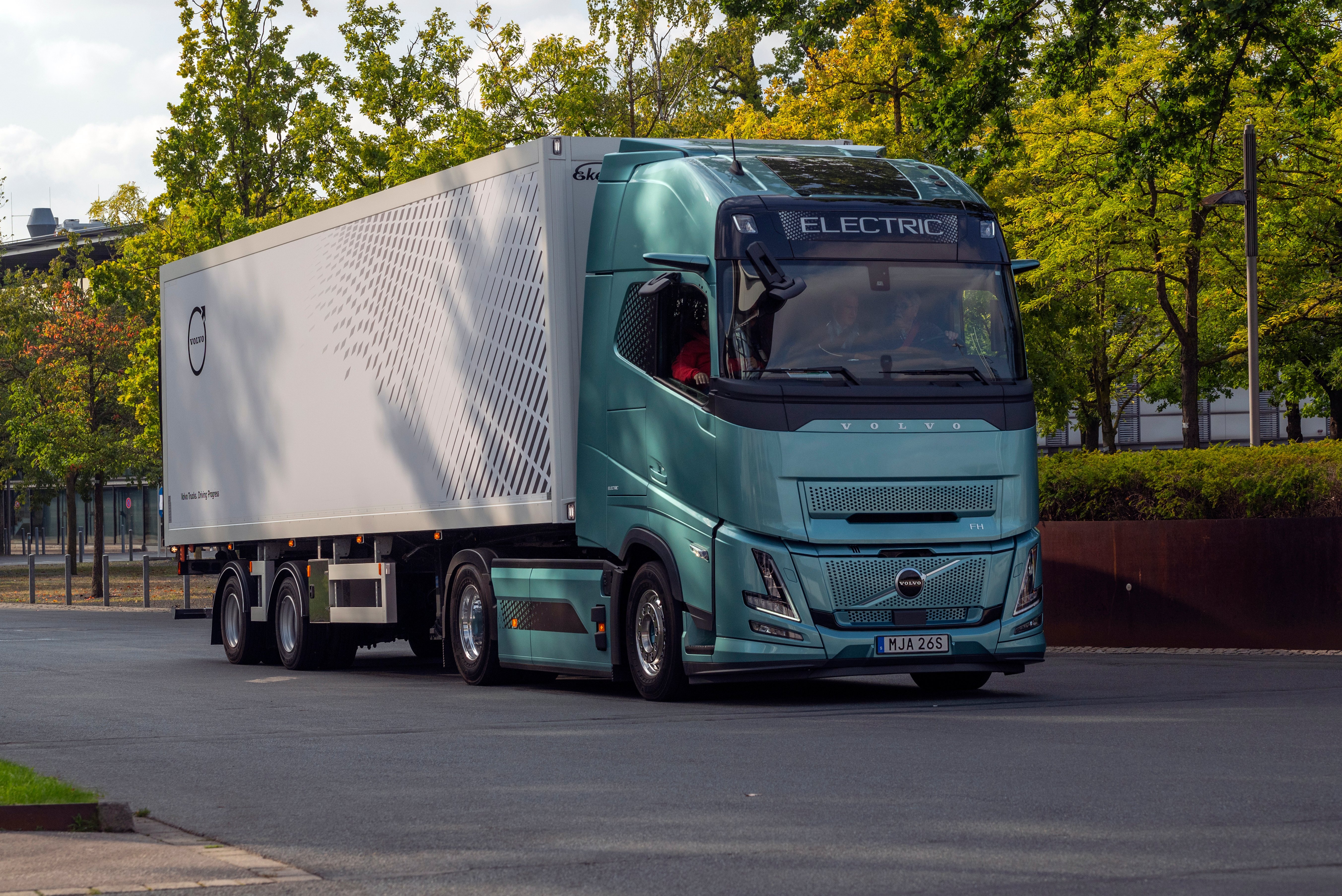 Europe needs ambitious truck emission standards to safeguard its competitiveness, says EV100